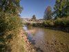 Im Schnitt wird deutlich, wie sich die 50 Meter lange Brücke über das Flussbett der Thur spannt.
