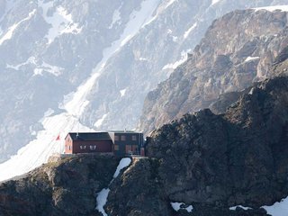 Die Dossenhütte steht auf 2663 Metern über Meer auf dem Dossengrat. Der würfelförmige Neubau (rechts) schmiegt sich an den Altbau von 1899. 
