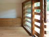 Für helle Räume und freie Sicht auf die Berge sorgen je zwei Fenster pro Raum. Die meisten sind von aussen mit den alten Planken der Fassade verlattet.
