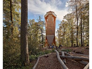 Der Holzturm auf dem Stadlerberg (ZH), ein Ersatzneubau, wurde am 24. Juni 2023 offiziell eingeweiht. 
